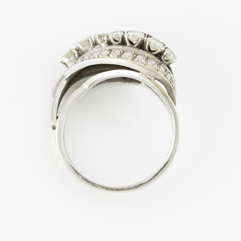 Ring in white gold with brilliant and octagon-cut diamonds.