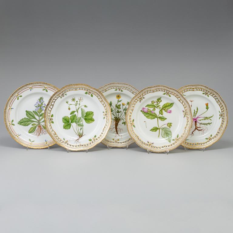 A set of 4+1 porcelaine "Flora Danica" dinner plates model #3553 and #3549 Royal Copenhagen.