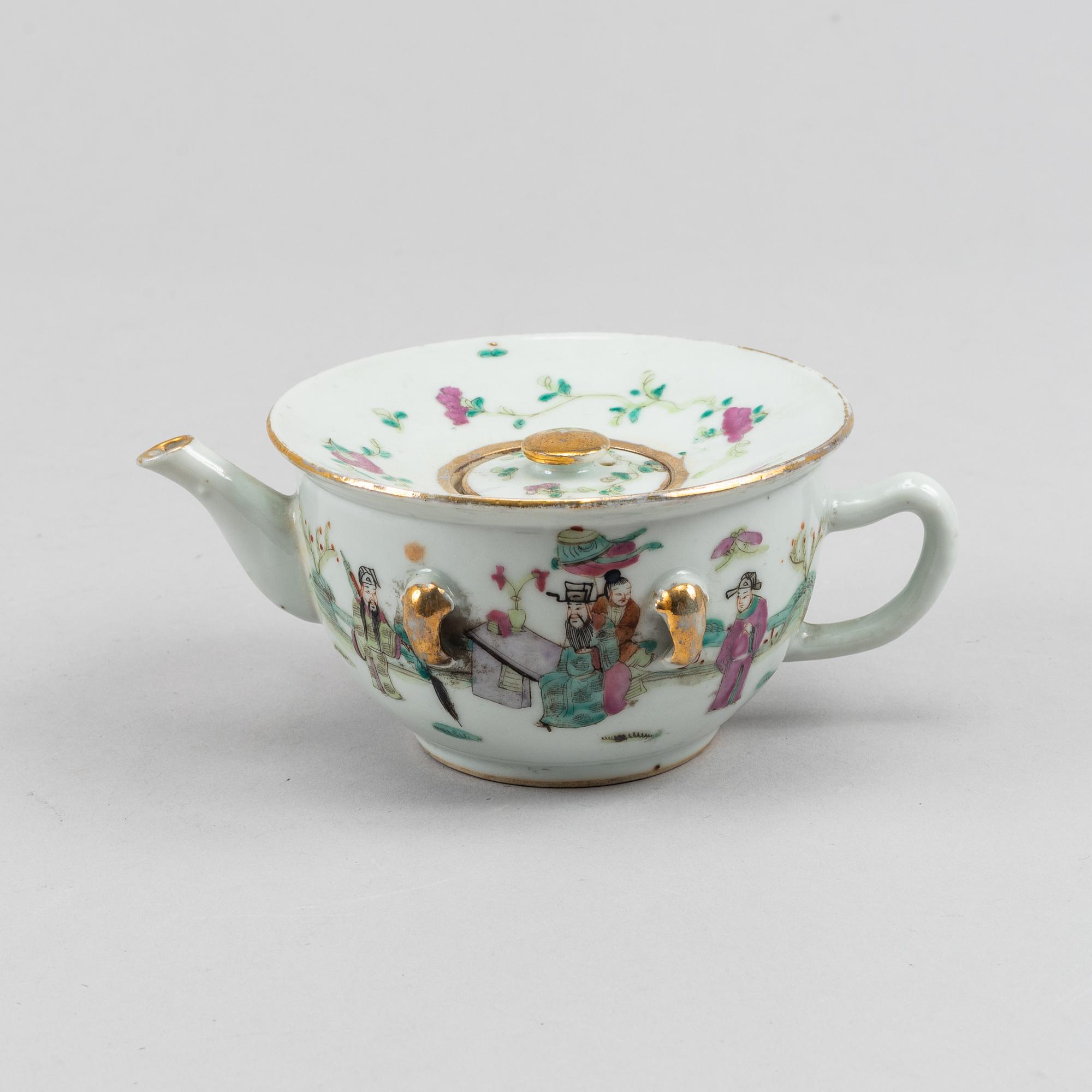 Tekannor, två stycken, porslin. Qingdynastin, omkring 1900.