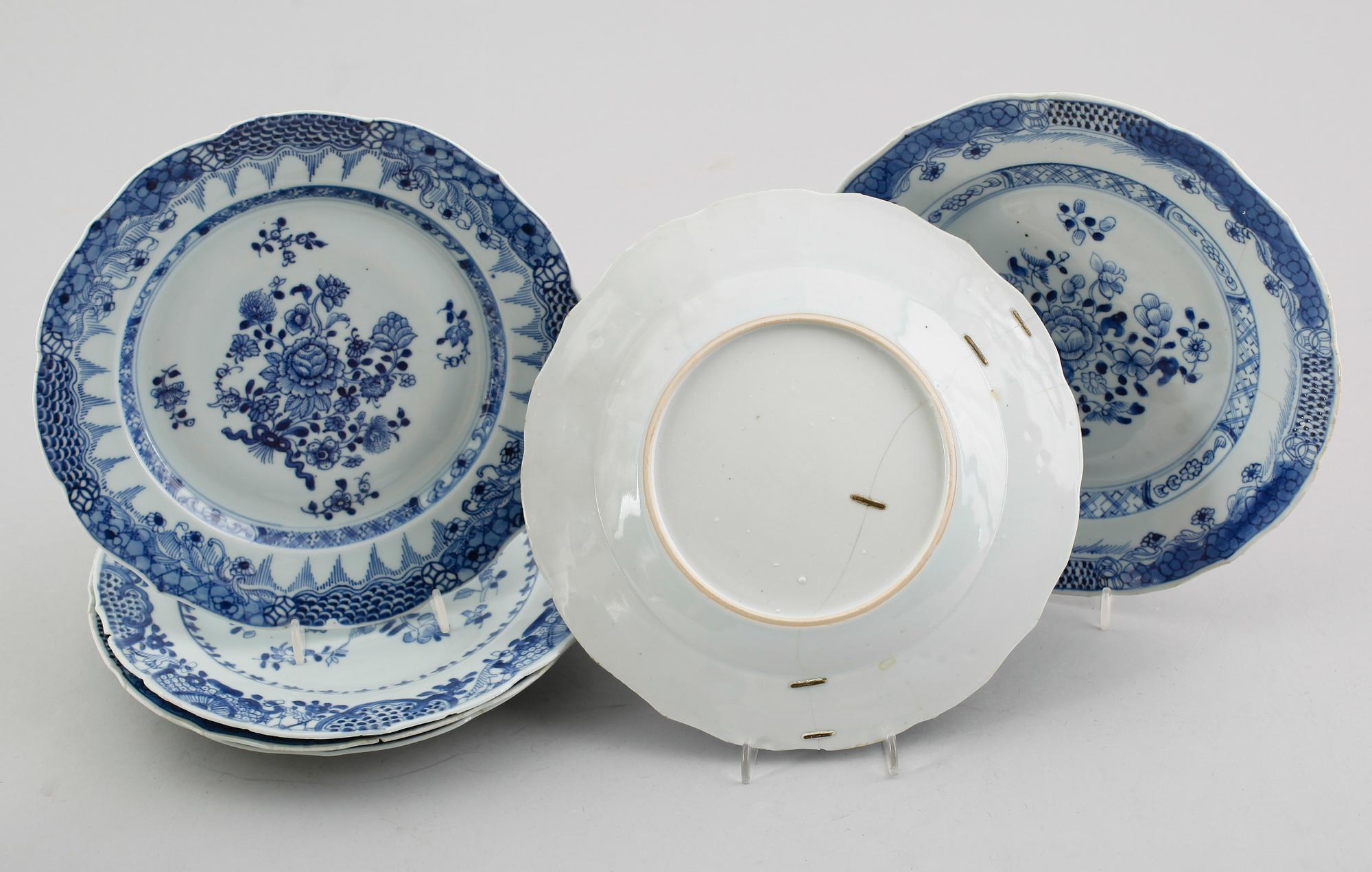TALLRIKAR, 6 st snarlika, porslin, Kina, 1700-tal.