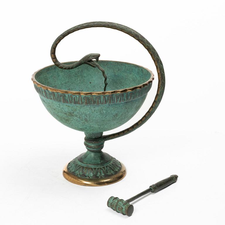 A footed bowl/apothocary's bowl, 20th/21st century.