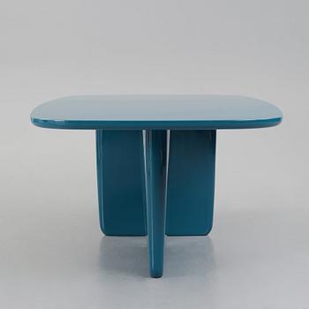 Edward Barber & Jay Osgerby, a "Tobi-ishi, Rectangular table" B&B Italia, post 2014.