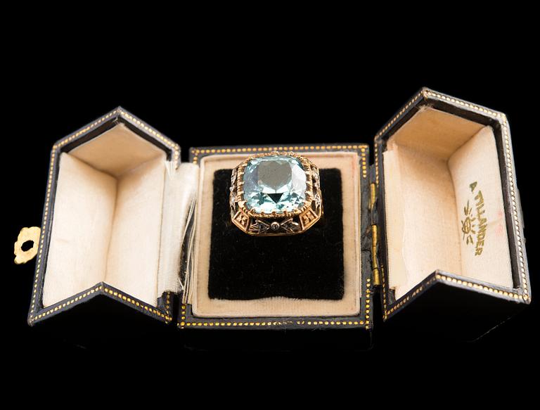 RING, akvamarin ca 14 ct, rosenslipade diamanter. 18K guld A. Tillander 1935. Vikt 10,5 g.