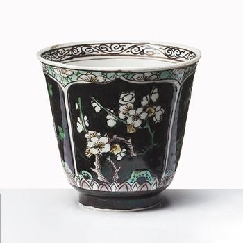 A famille noire cup, Qing dynasty, Kangxi (1662-1722).