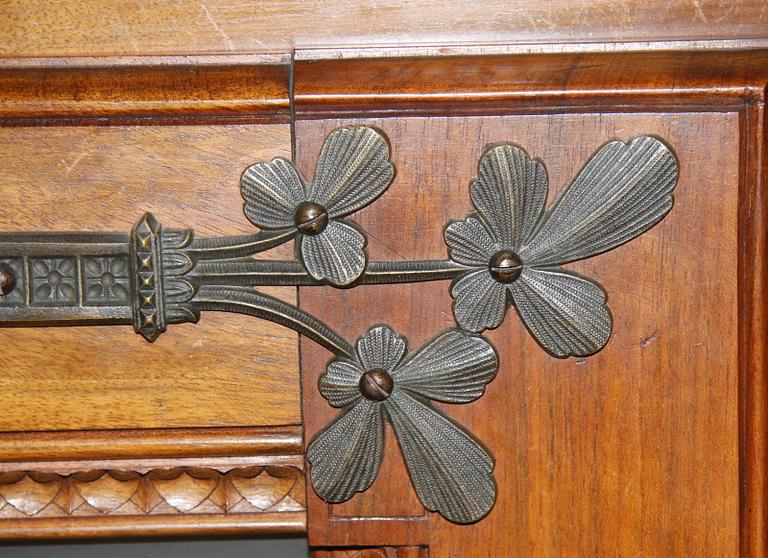 SKÅP MED VITRINER, 1800-talets slut, tillverkat av H C Wolbrandt i Hamburg.