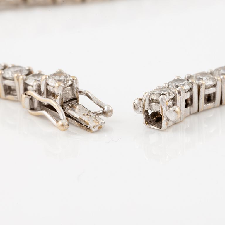 Tennis bracelet 18K white gold with round brilliant-cut diamonds.