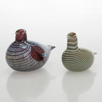 Oiva Toikka, Glasfåglar, 2 st, signerade, Oiva Toikka Nuutajärvi Notsjö, och O. Toikka Nuutajärvi.