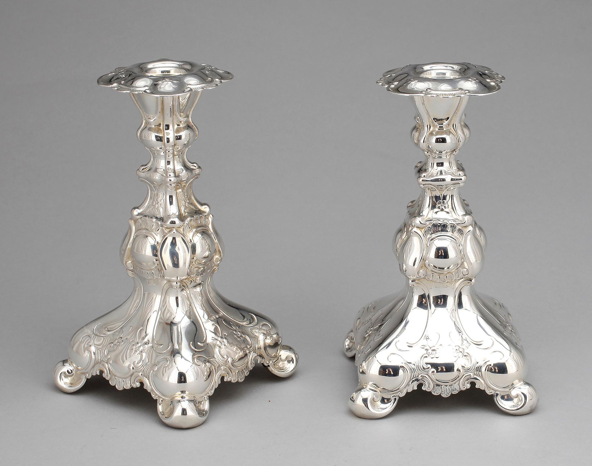 LJUSSTAKAR, ett par, silver, rokokostil, GAB, Stockholm 1955.