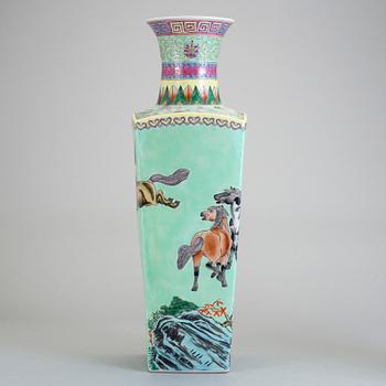 GOLVVAS, porslin, Kina, 1900-tal.