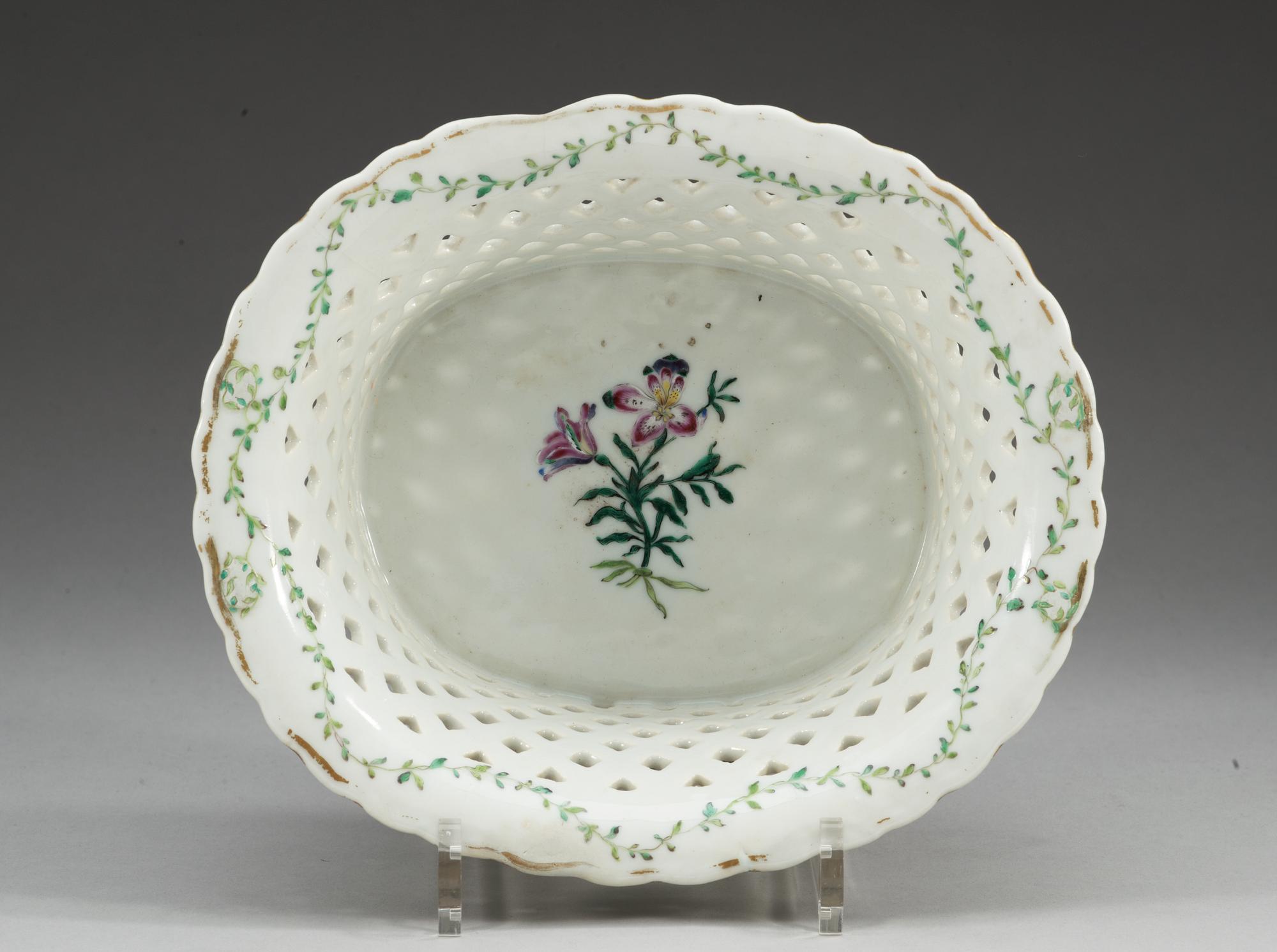 GALLERKORG, vapenporslin. Qing dynastin, Qianlong (1736-95) ca 1770.