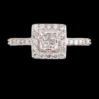 RING, 10 k vitguld, princess- och briljantslipade diamanter totalt 0.40 ct.