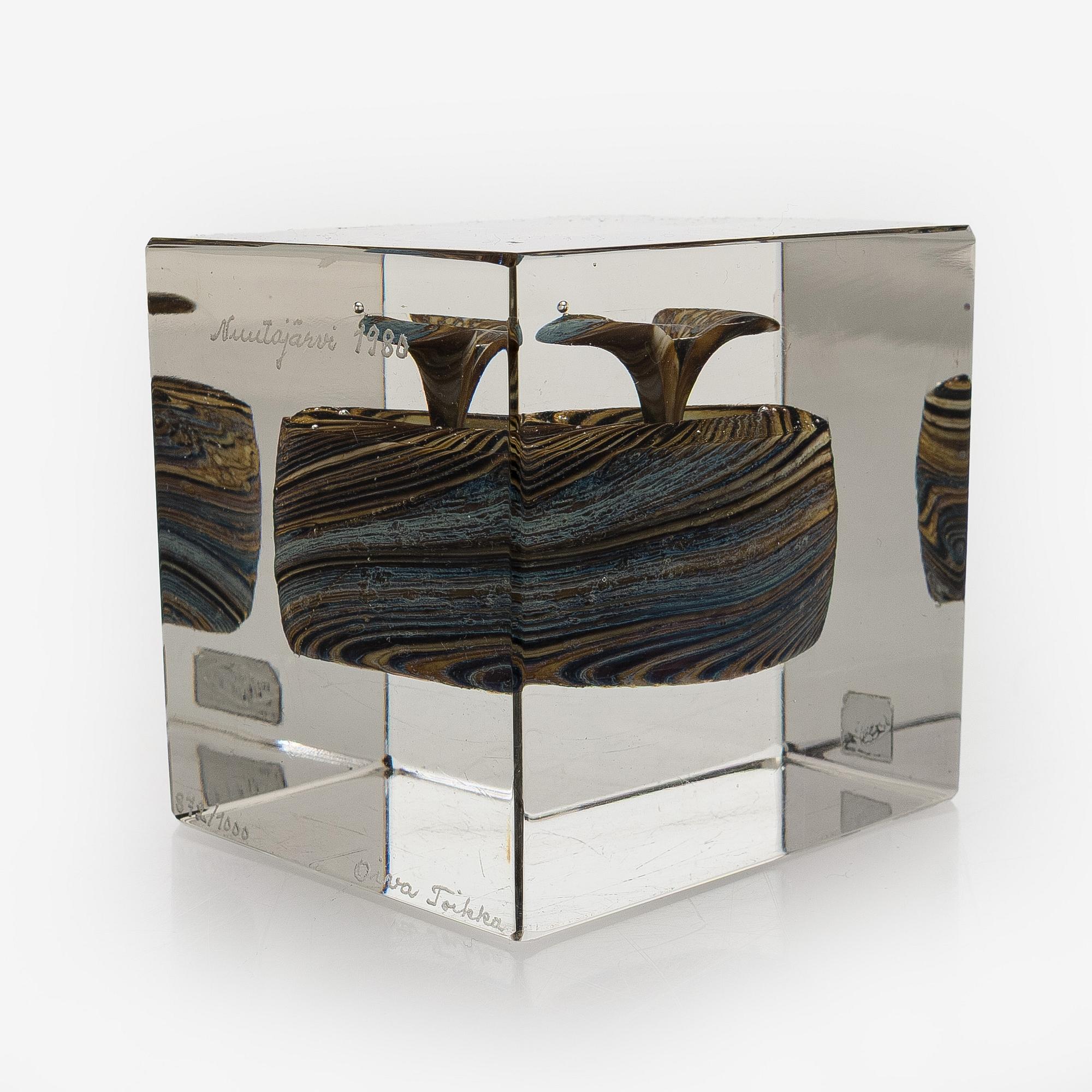 Oiva Toikka, an annual glass cube, signed Oiva Toikka Nuutajärvi 1980 and numbered 872/1000.