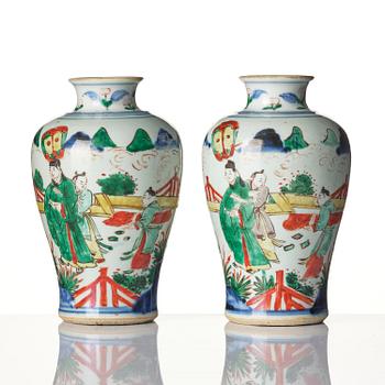 A pair of wucai decorated vases, Transition, 17th century.