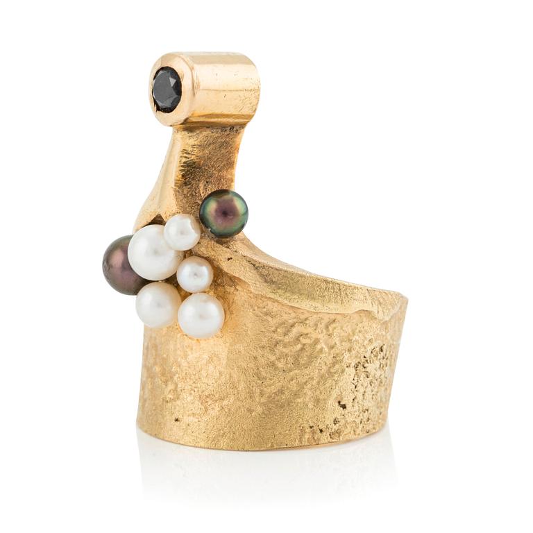 Karlheinz Sauer, an 18K gold ring set with a black diamond and cultured pearls, Kalmar 2018.