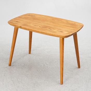 Göran Malmvall, a solid pine coffee table, Svensk Fur, Sweden, mid 20th century.