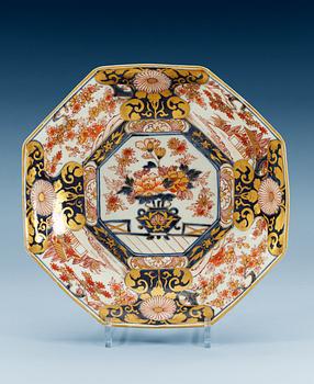 1586. A Japanese imari dish, 18th Century.