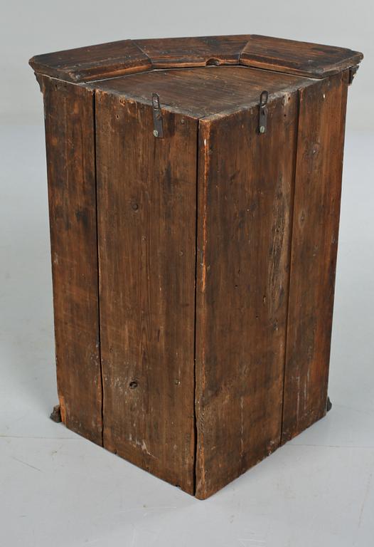 HÖRNSKÅP, allmoge, 1700-tal.