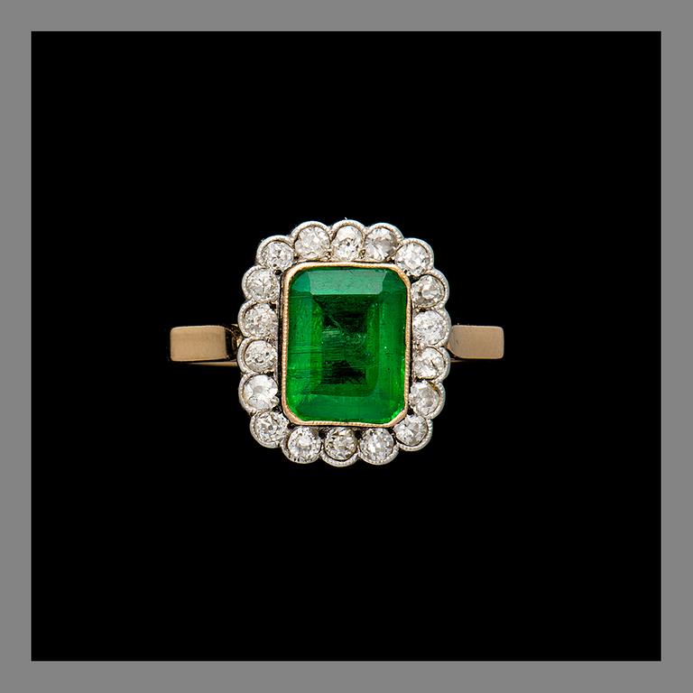 A RING, 14K gold, emerald, old cut diamonds. Weight c. 2.9 g.