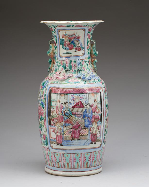 A famille rose vase, Qing dynasty, late 19th century.