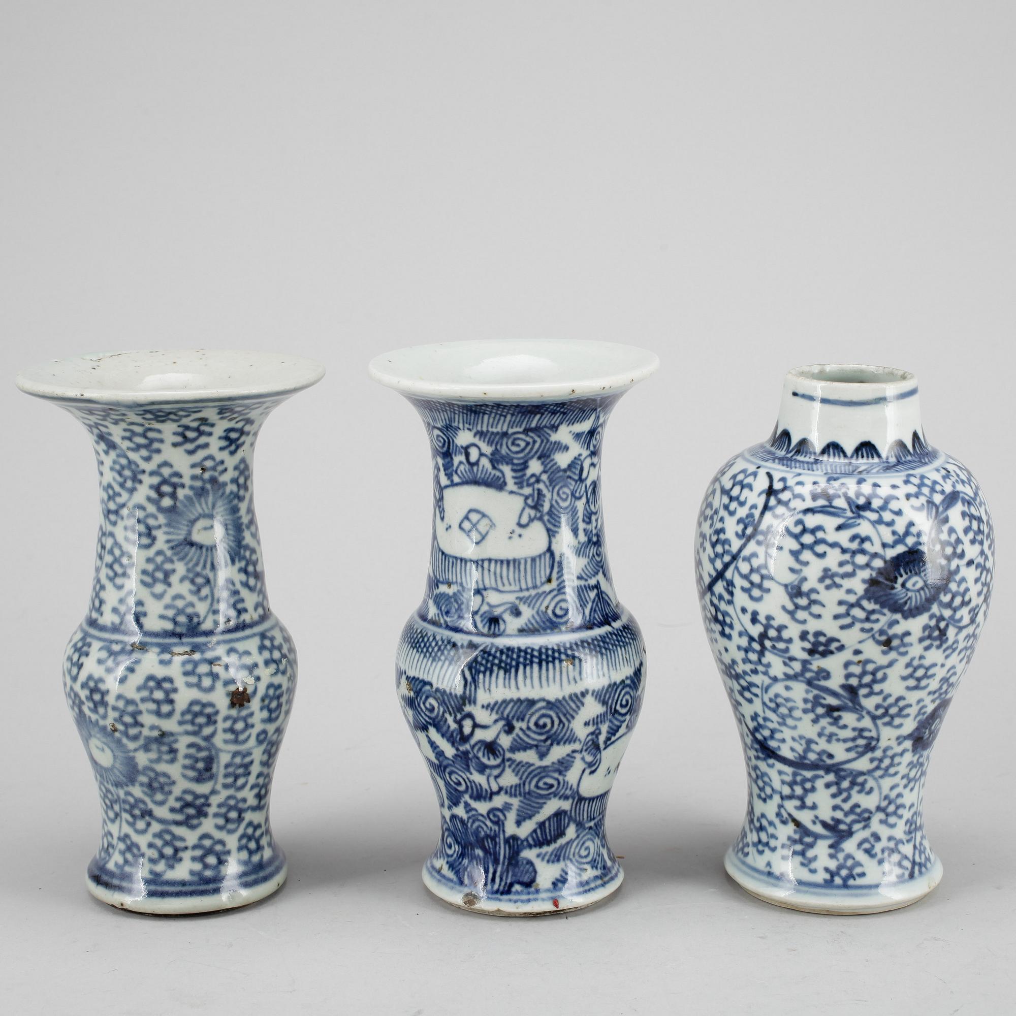 VASER, 2 st, och URNA, porslin, Kina, 1800-tal.