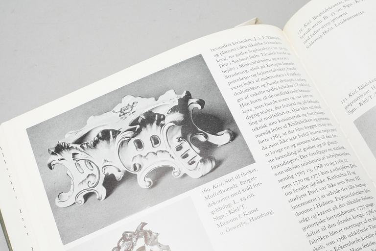 17 books and catalouges, mostly about oriental crafts, 20th century.