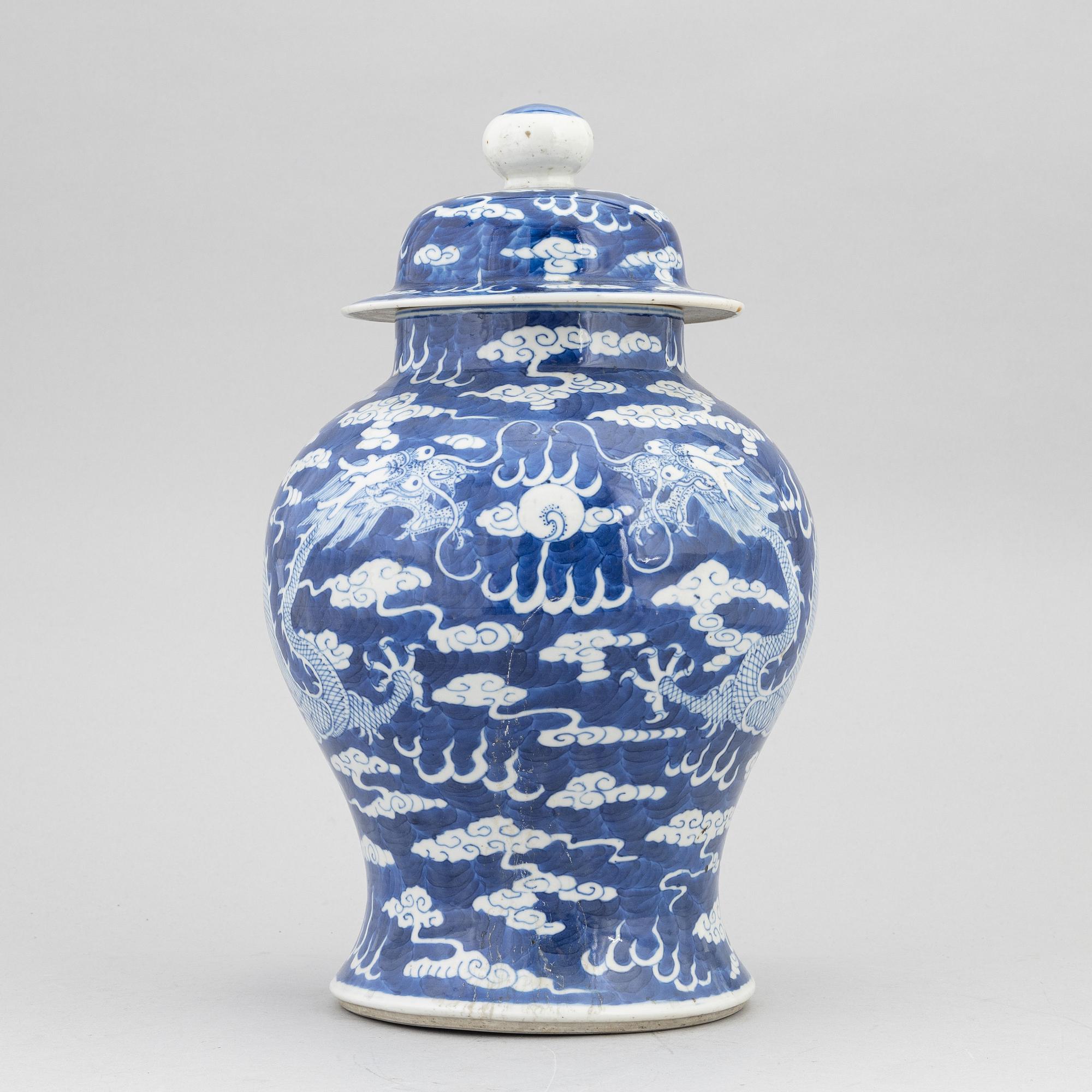 A blue and white jar with cover, Qing dynasty, 19th Century.