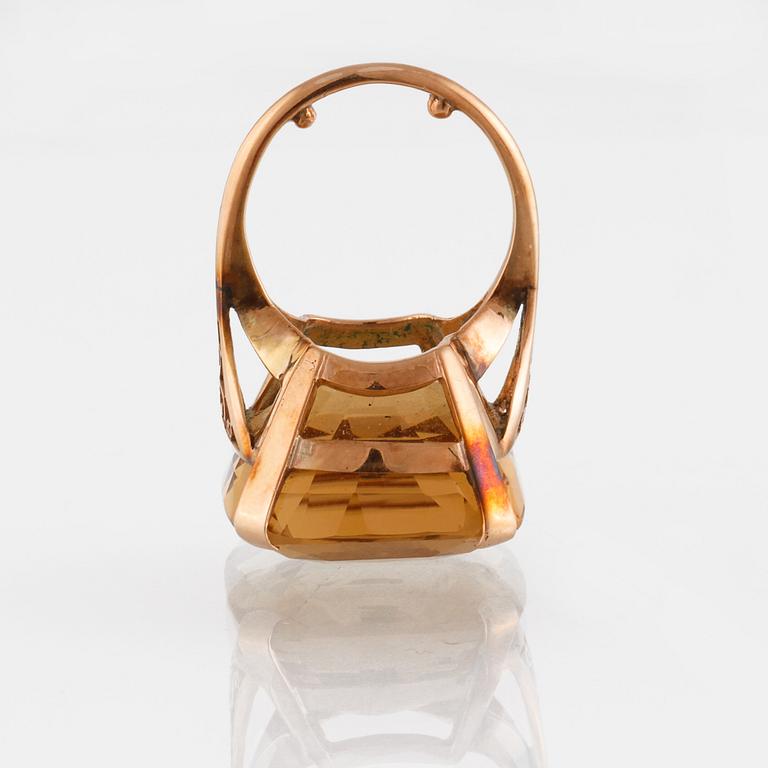 RING, 14K guld med fasettslipad citrin ca 37 ct. Vikt 13,6 gram.