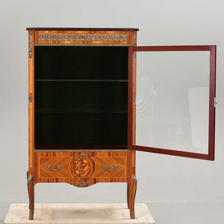 VITRINSKÅP. Louis XVI-stil. 1900-tal.