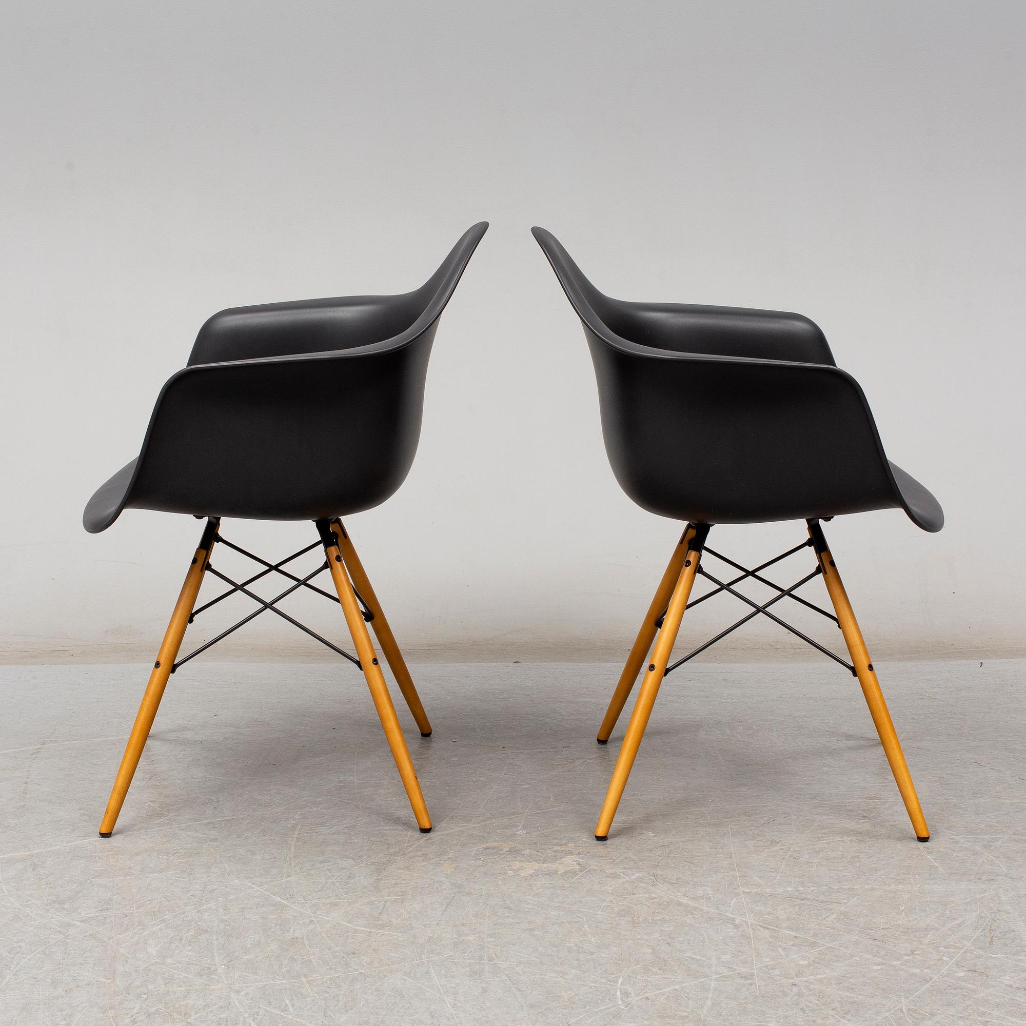CHARLES & RAY EAMES, karmstolar, 1 par, "DAW", Vitra, 2017.