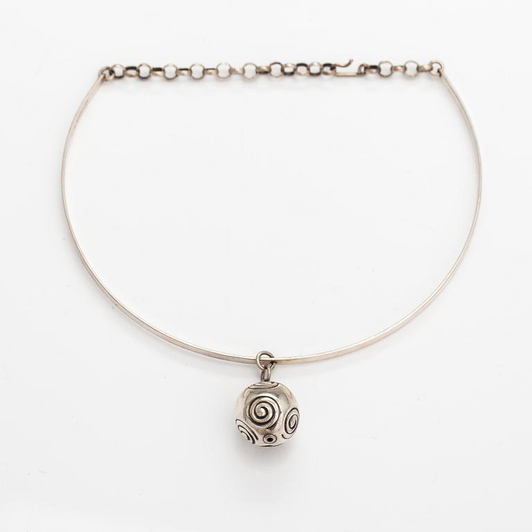 Halsband och örhängen "Skatten från Halikko", sterlingsilver. Kalevala Koru, Helsingfors 1969-1970.