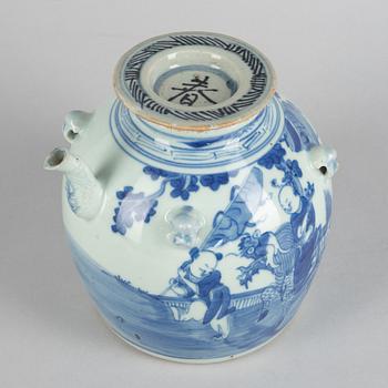 A porcelain teapot and urn with cover, China, Qing dynasty, 19th century.
