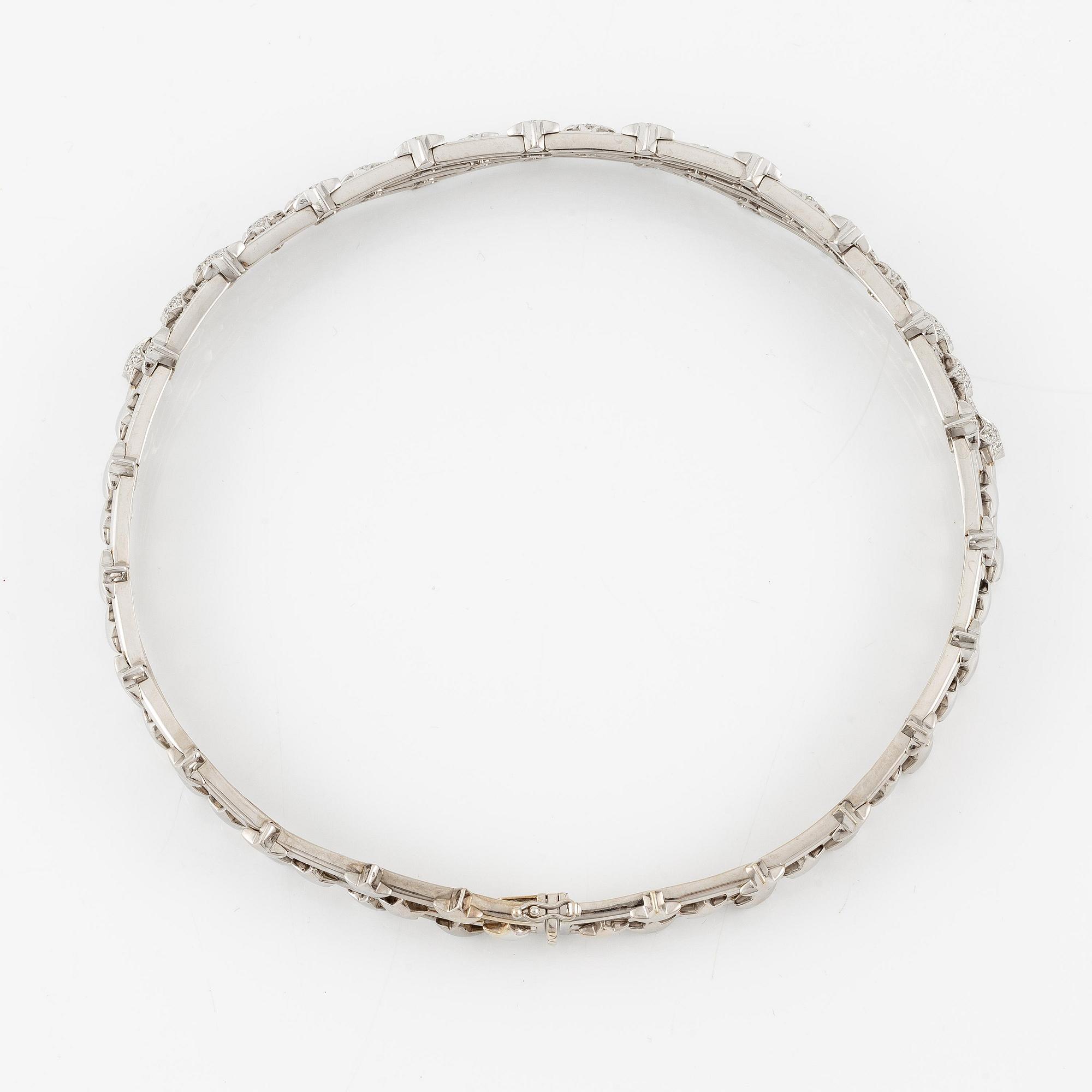 An 18K white gold necklace with round brilliant-cut diamonds.