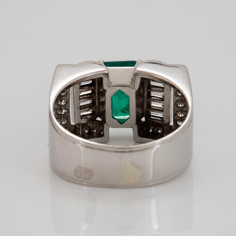 A WA Bolin platinum ring set with a faceted emerald with a weight of ca 2.30 cts.