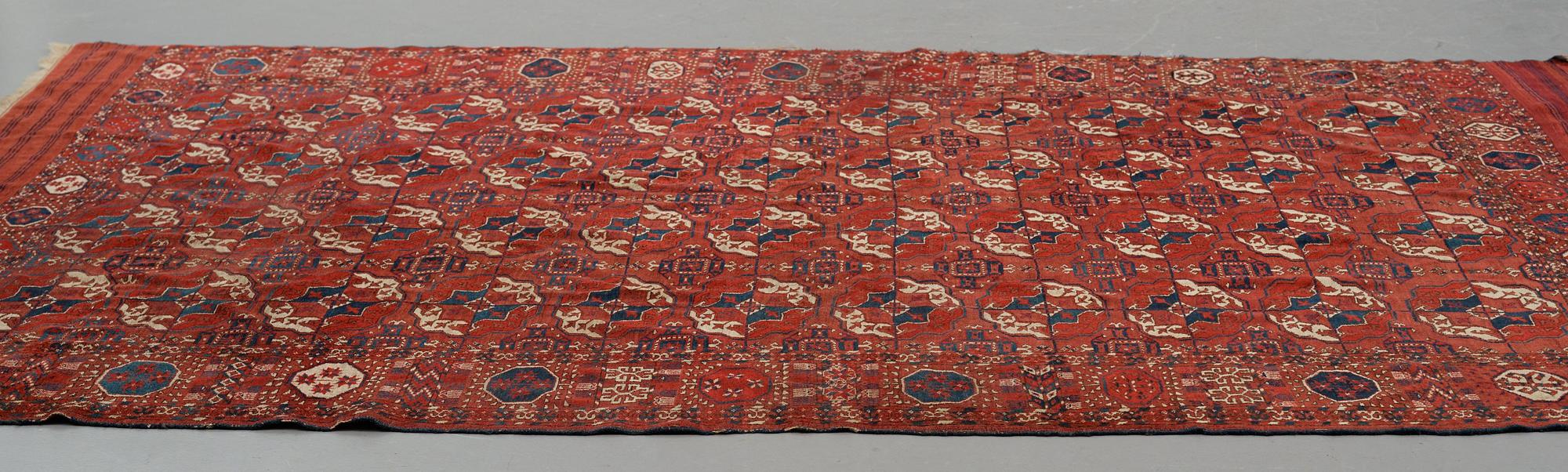 Matta, antik Tekke huvudmatta, ca 287-293,5 x 207-219,5 cm (samt kortsidorna med 1 cm slätväv).