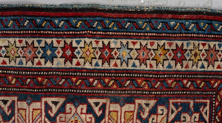 Matta, antik/semiantik Shirvan sannolikt, ca 178-180 x 125-129,5 cm (kortsidorna inklusive 2-2,5 cm "slätväv"),