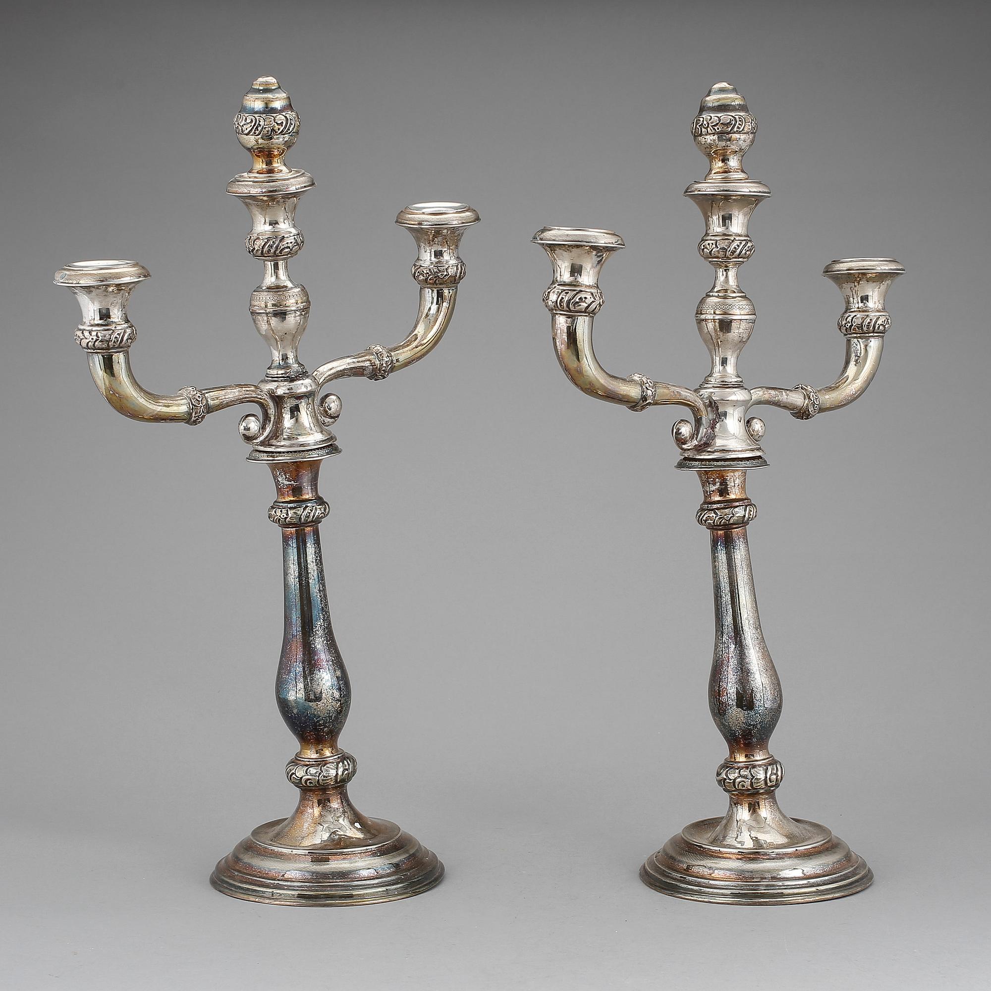 KANDELABRAR, ett par, låghaltigt silver 800, Österrike, omkring sekelskiftet 1900. Vikt ca 1942g.