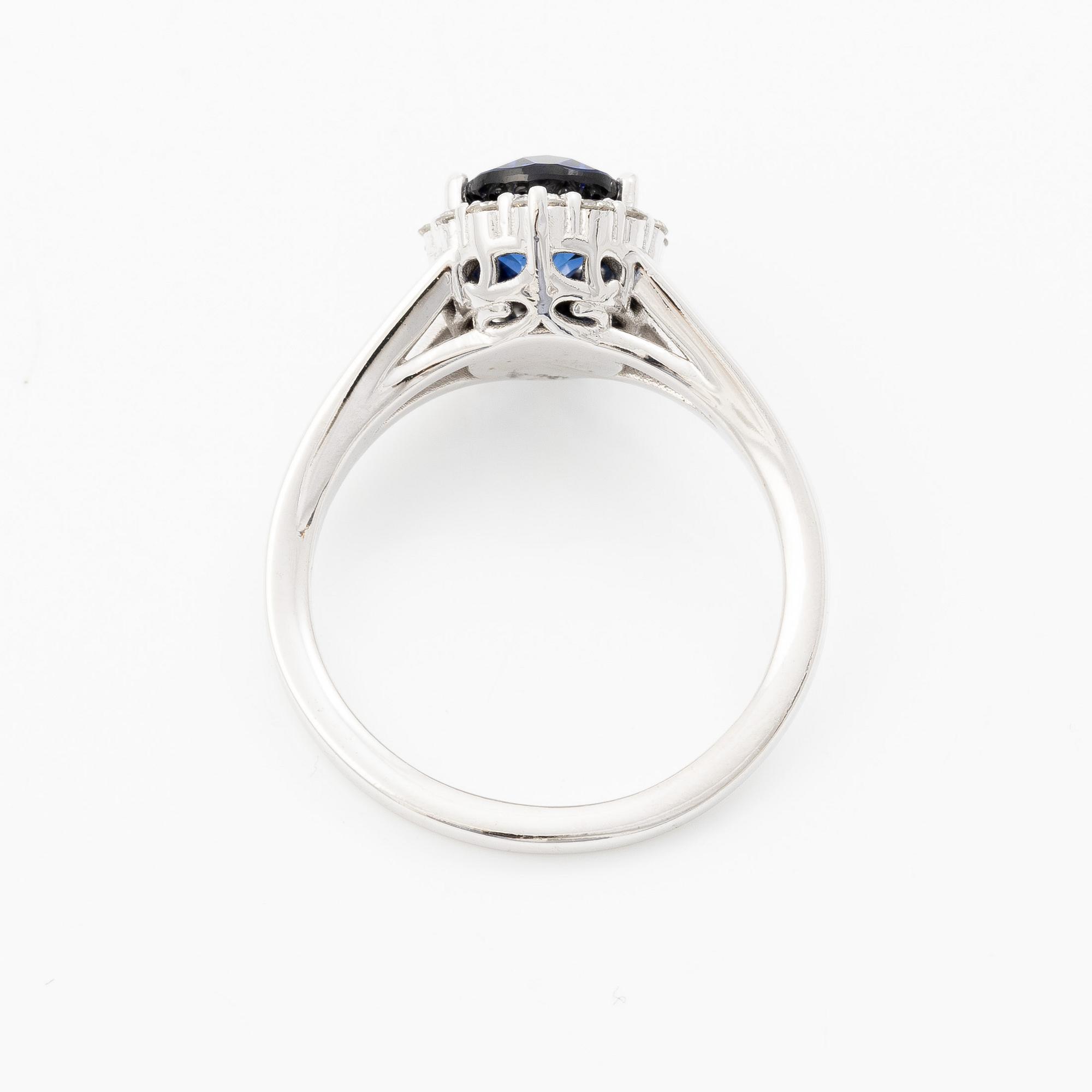 Ring 14K white gold with synthetic sapphire and brilliant-cut diamonds.