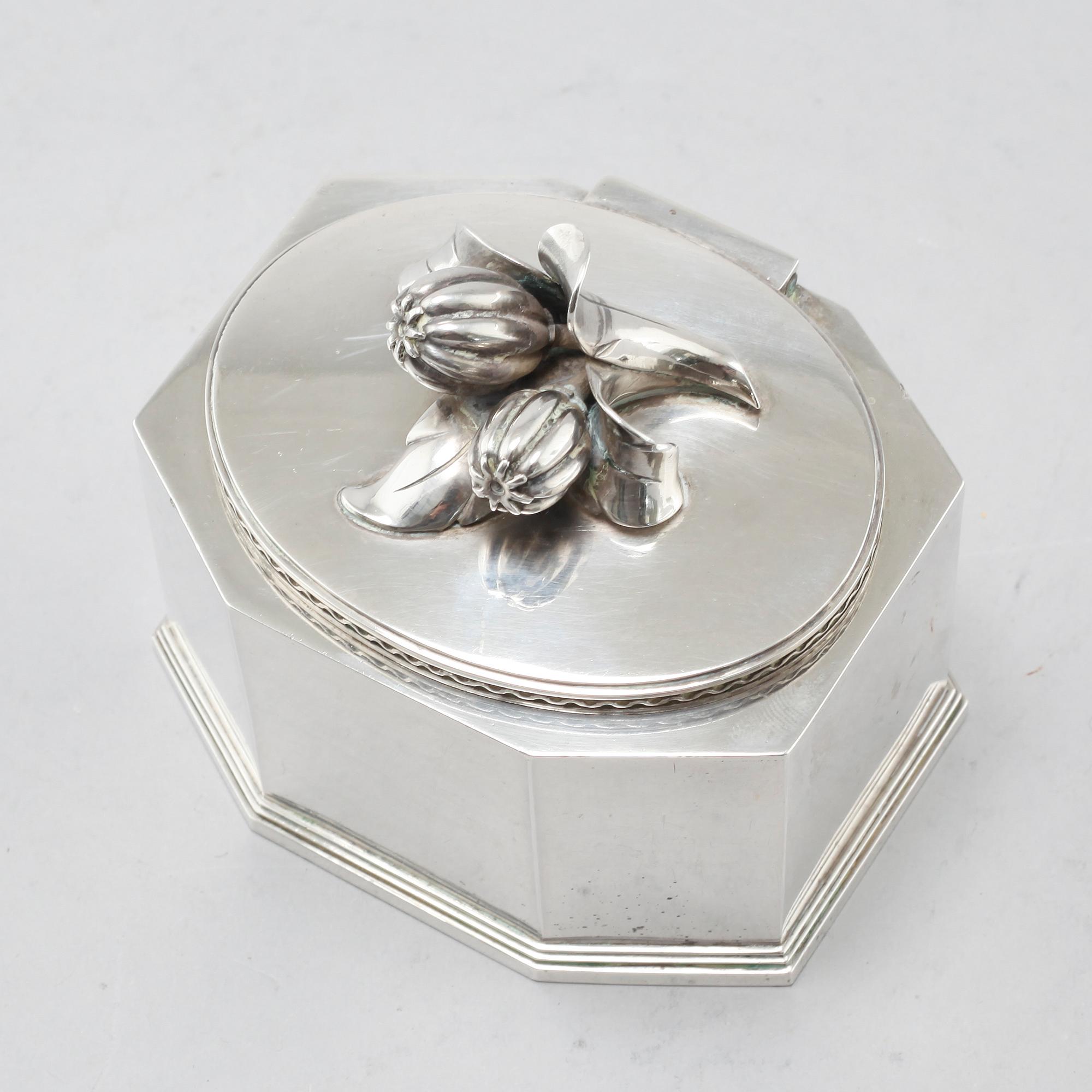 A silver sugarbowl made in Stockholm in 1944.