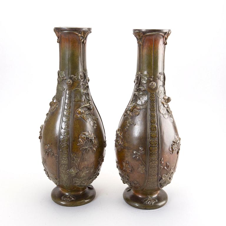 Vaser, ett par, Japan, 1900-tal, brons.