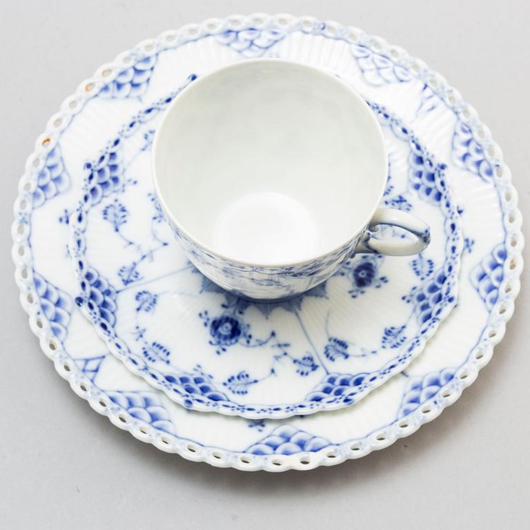 ROYAL COPENHAGEN, a part 'Musselmalet' coffee and dinner service, Denmark (49 pieces).