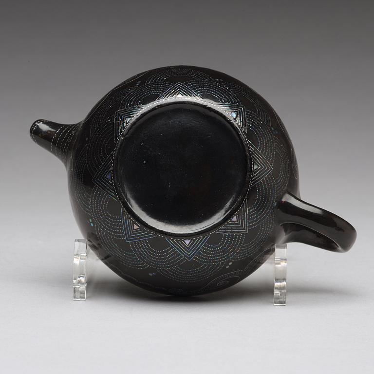 A 'lacque burgautée' imitating yixing tea pot with cover, presumably late Qing dynasty, circa 1900.