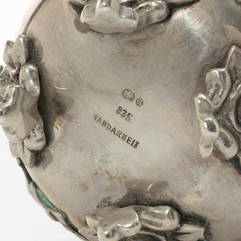 Bricka, gräddkanna, sockerskål samt sockertång, silver, rokokostil, 1900-tal.