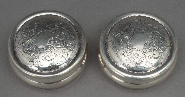 LOCKASKAR, ett par, silver, Carl Nyström, Stockholm, 1854. Total vikt ca 49 gram.