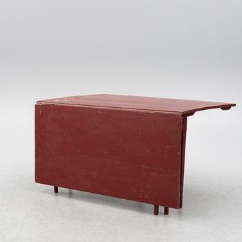A drop-leaf table, 19th century.