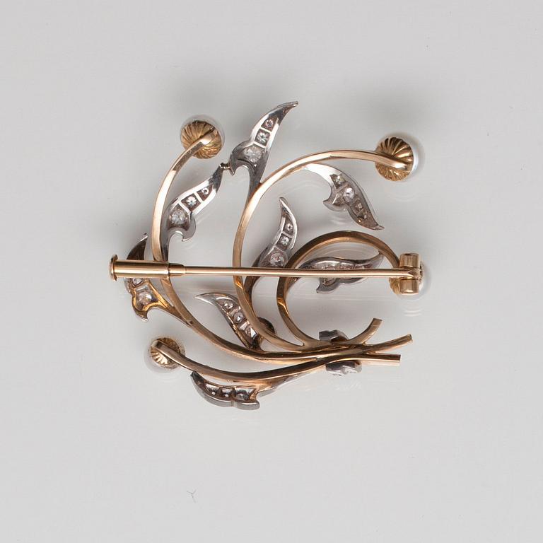 A BROOCH, 18K gold. 8/8 cut diamonds c.a 0.48 ct, cutured pearls. A. Tillander  1950/60 t. Weight 7,5 g.