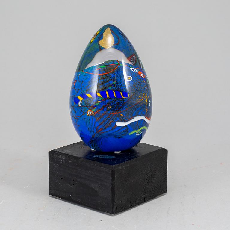 A J-E Reitzman glass sculpture of an Egg, Transjö, Sweden, 20th Century.