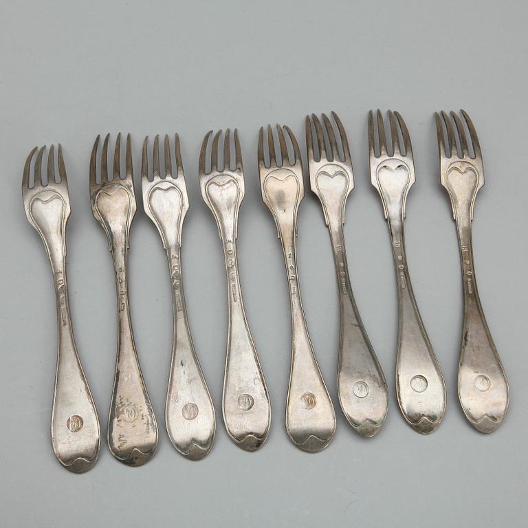 GAFFLAR, 8 stycken snarlika, silver, olika mästare Sverige, 1800-talets första hälft. Total vikt ca 500 gram.