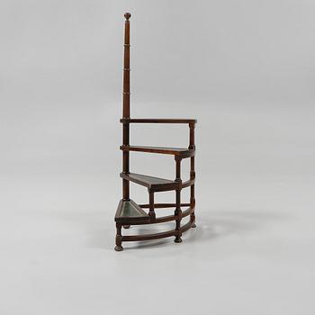 BIBLIOTEKSSTEGE, engelsk stil, 1900-talets andra hälft.