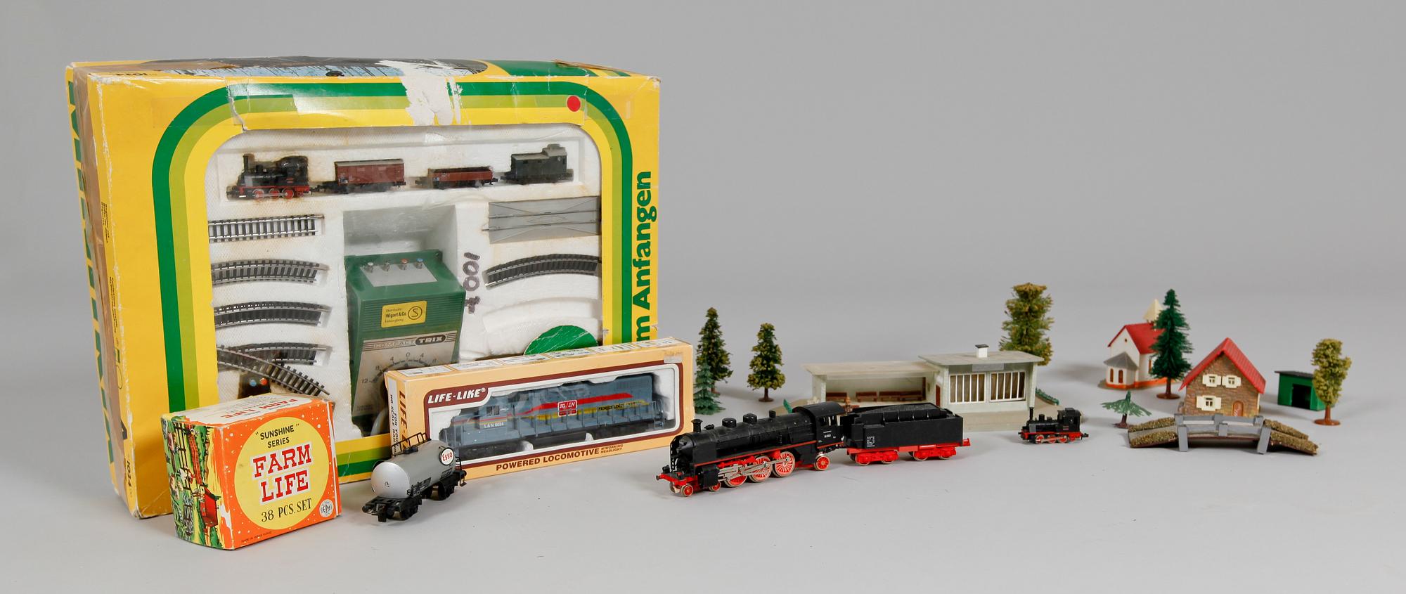 SAMLING MINIATYRJÄRNVÄGSFÖREMÅL, 1900-talets andra hälft.