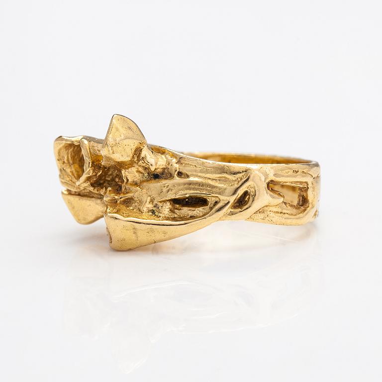 An 18K gold ring. Finnish import marks.